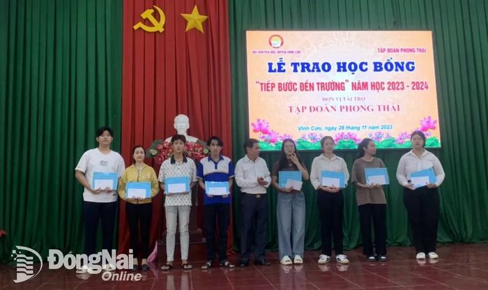 Các sinh viên cao đẳng, đại học được trao học bổng Tiếp bước đến trường năm học 2023-2024.