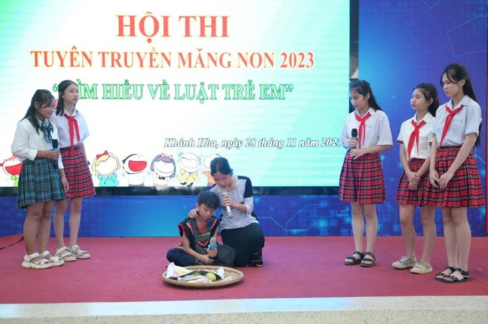 Phần thi tiểu phẩm của đội thi huyện Khánh Vĩnh với thông điệp về quyền được học tập của trẻ em.