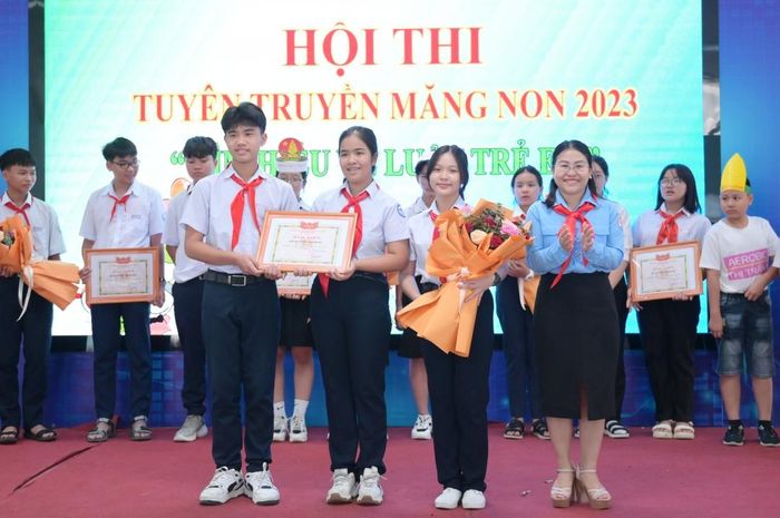 Ban tổ chức trao giải nhất cho đội thi TP. Nha Trang.