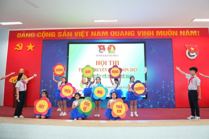 Phần thi của đội thi TP. Nha Trang về việc bảo vệ trẻ em trên môi trường mạng.