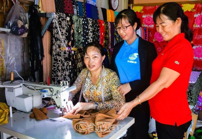 Ðược Hội LHPN xã Khánh Hải và Chi hội Phụ nữ ấp Chủ Mía quan tâm, tạo điều kiện hỗ trợ vay vốn, chị Lê Thị Mản đầu tư cho tiệm may và trụ vững với nghề, lo cho 3 người con học đại học. (Trong ảnh: Chị Phan Cẩm Loan, Chủ tịch Hội LHPN xã Khánh Hải (đứng bên trái) và chị Lương Thu Hà, Chi hội trưởng Chi hội Phụ nữ ấp Chủ Mía (đứng bên phải) luôn gần gũi, quan tâm, động viên giúp chị Lê Thị Mản có thêm nghị lực vươn lên).