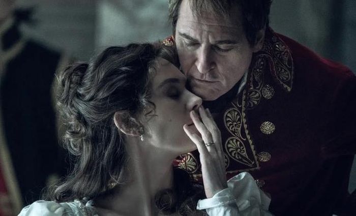 Joaquin Phoenix và Vanessa Kirby (phải) trong phim