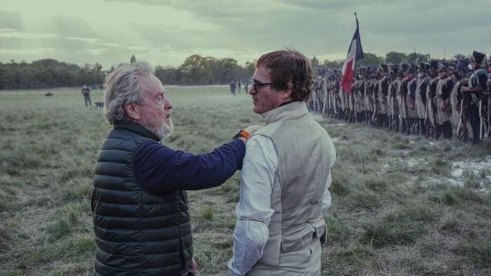 Đạo diễn Ridley Scott (trái) trên phim trường