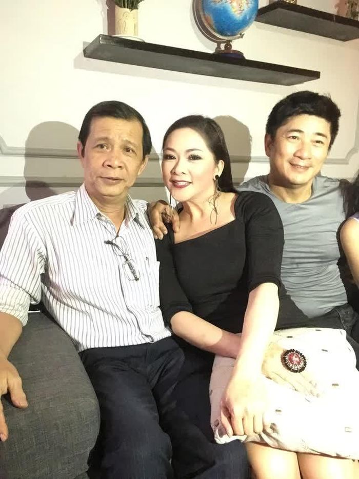 Nhạc sĩ Lê Vinh Phúc (trái) với nữ ca sĩ Như Quỳnh (học trò cũ) trong bức hình kỷ niệm
