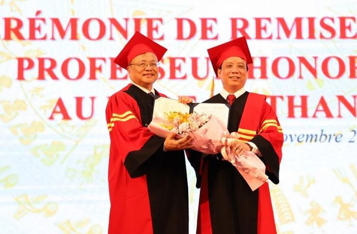 PGS.TS Nguyễn Ngọc Vũ phong tặng danh hiệu Giáo sư danh dự cho GS.TSKH Lê Thành Nhân (bìa trái). Ảnh: T.G