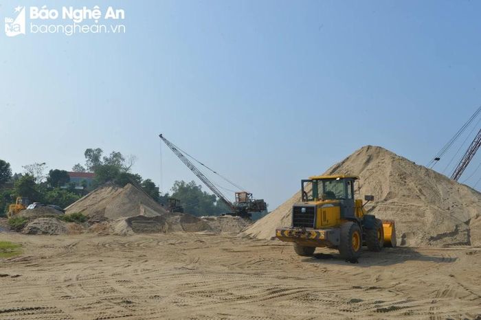  Một bến cát ở huyện Thanh Chương đang tồn đọng hàng khá nhiều. Ảnh: Văn Trường 