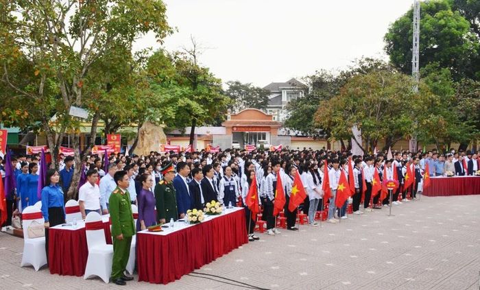  Toàn cảnh Lễ mít tinh được tổ chức tại Trường THPT Đô Lương 1. Ảnh: Thành Chung 
