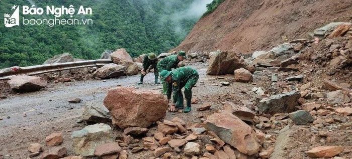  Khắc phục ách tắc giao thông ở Kỳ Sơn sau đợt mưa lớn cuối tháng 9/2023. Ảnh tư liệu: Hải Thượng 
