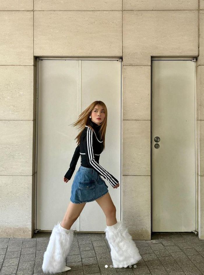 Yến Trang không ngần ngại thử nhiều phong cách thời trang khác nhau, đơn cử như việc mang đôi boots lông "khổng lồ". 