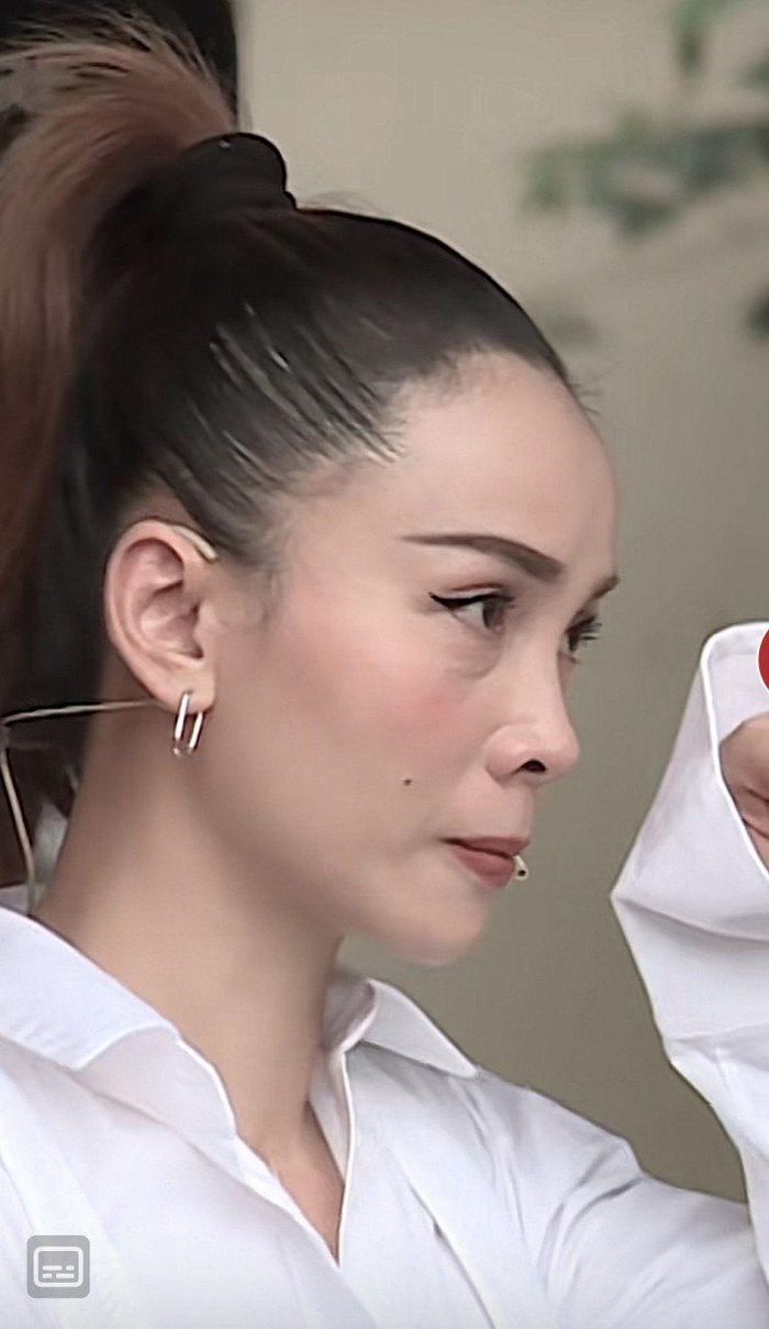 Yến Trang để lộ bọng mắt trong những cảnh quay cận, cho thấy dấu hiện tuổi tác. 