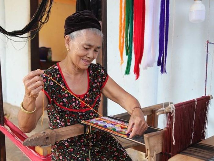 Bà Vi Thị Dung (76 tuổi) ở bản Văng Môn, xã Nga My (Tương Dương, Nghệ An) dệt vải, tạo hoa văn, họa tiết cho chân váy truyền thống của dân tộc Ơ Đu. Ảnh: Xuân Tiến - TTXVN
