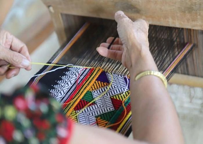 Họa tiết hoa văn trên bộ trang phục truyền thống (chân váy) của người phụ nữ Ơ Đu. Ảnh: Xuân Tiến - TTXVN