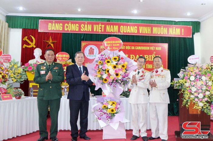 Lãnh đạo Trung ương Hội tặng hoa chúc mừng Đại hội