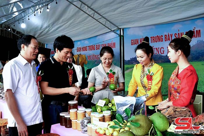 Gian hàng giới thiệu sản phẩm địa phương tại Lễ hội Khẩu Hó, xã Mường Và, năm 2023.
