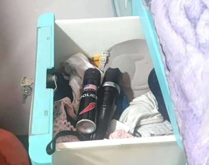 Bình hơi cay và roi điện được Chi cất giấu tại nhà "người yêu".