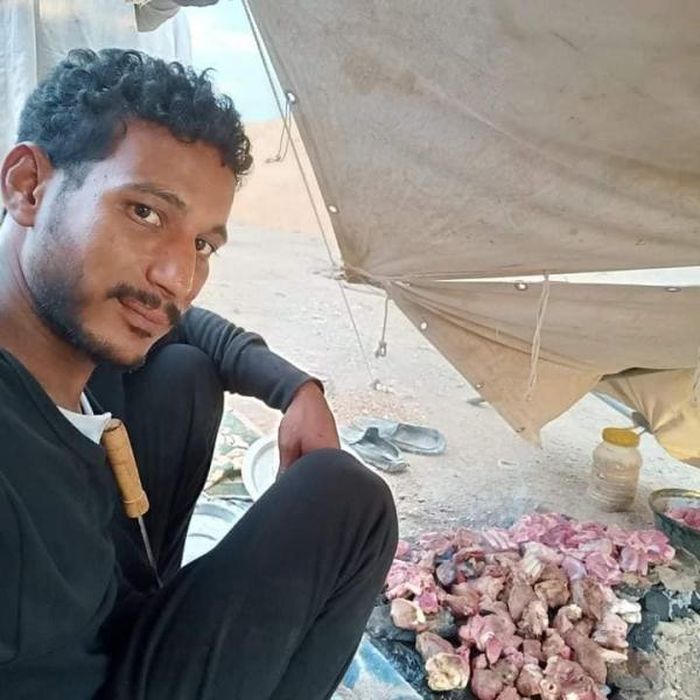 Lãnh đạo nhóm vũ trang Rashid Abbas bên cạnh những cục thạch anh cướp được từ thợ mỏ.