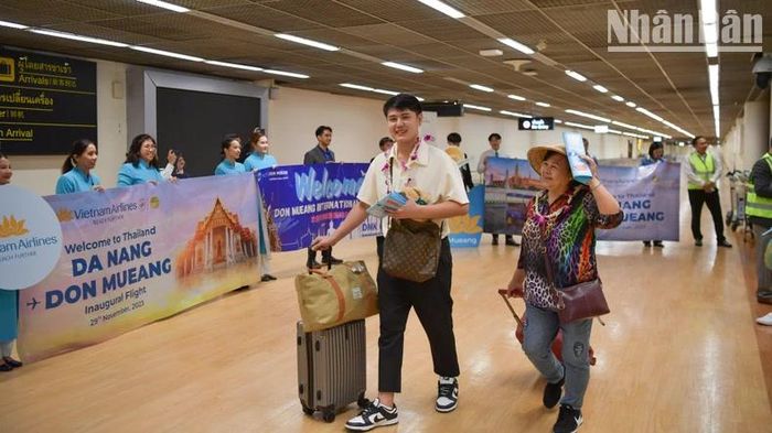 Những hành khách đầu tiên trên chuyến bay khai trương đường bay Đà Nẵng-Don Mueang (Thái Lan).