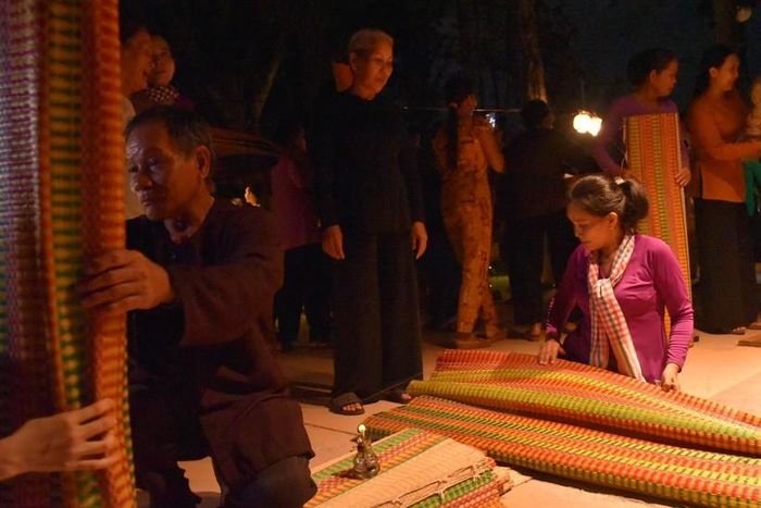 Khung cảnh mua bán tại "chợ ma" qua show diễn thực cảnh tái hiện.
