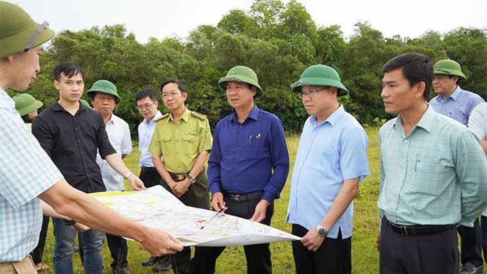 Lãnh đạo tỉnh Quảng Trị đi khảo sát, kiểm tra các điểm trên tuyến đường tránh.