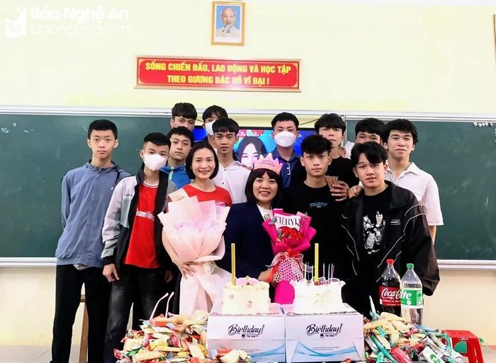  Học sinh xem cô giáo Nhung là bạn bởi cô luôn tâm lý và sẵn sàng hỗ trợ các em. Ảnh: NVCC 