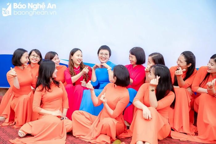  Với những lời động viên, yêu thương của mọi người, nụ cười trở lại trên gương mặt cô giáo Nhung. Ảnh: NVCC 