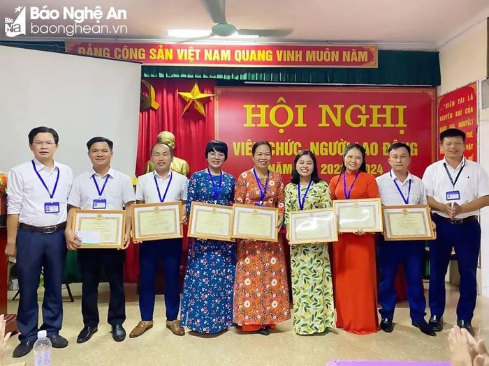  Trong công tác chuyên môn, cô Nhung (thứ 4 từ trái sang) là một người tận tâm, chu toàn, hoàn thành xuất sắc mọi nhiệm vụ. Ảnh: NVCC 