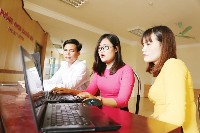 Cô giáo Hà Ánh Phượng (ở giữa) với những lớp học không biên giới, góp phần lan tỏa văn hóa vùng Đất Tổ đến với bạn bè quốc tế.