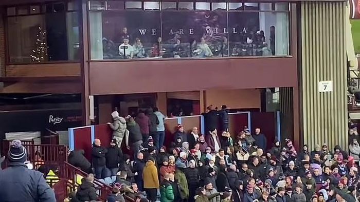 Những người hâm mộ Legia đã đứng khu vực sau Villa Park, cố gắng đột nhập để theo dõi trận đấu