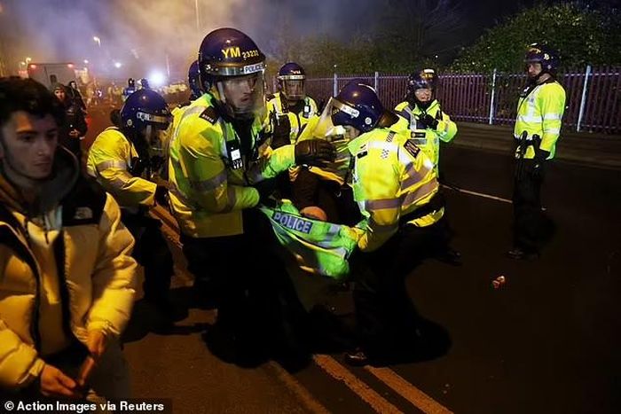 Cảnh sát Birmingham xác nhận ba cảnh sát bị thương sau cảnh tượng xấu xí. Ảnh: Reuters
