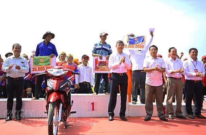 Ban tổ chức trao giải cho các đơn vị xuất sắc. Ảnh: Cẩm Tú - Danh Thành