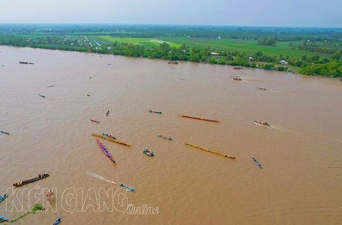 Đua ghe ngo nhìn từ trên cao Ảnh: Cẩm Tú - Danh Thành