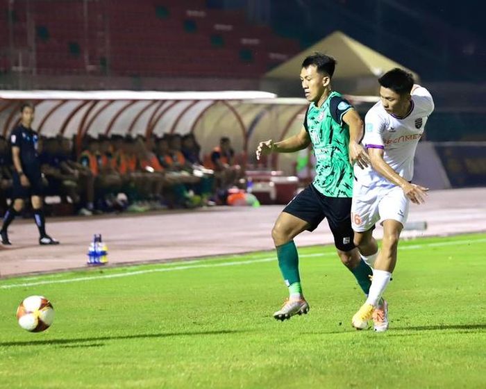 Việt Cường (trắng) đang nổi lên là chân sút hàng đầu của đội bóng đất Thủ. Ảnh: BBD