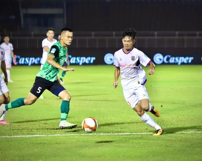 Vĩ Hào (trắng) cần cho thấy sự tiến bộ nhiều hơn ở CLB. Ảnh: BBD