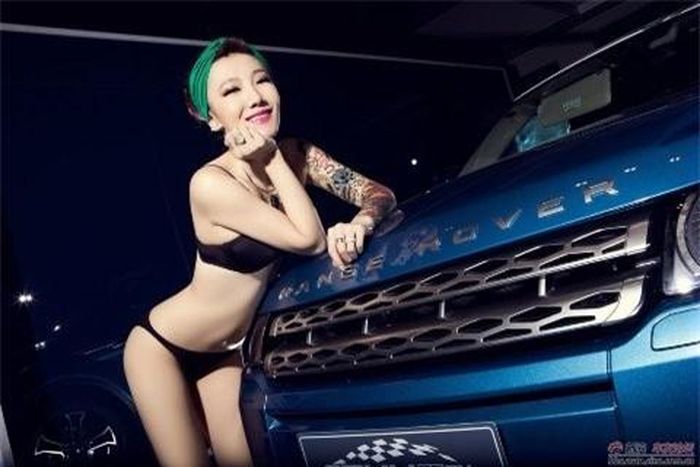 Cô người mẫu cá tính và gợi cảm.