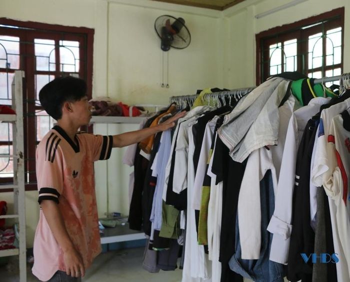 Là học sinh lớp 12B Trường THPT Mường Lát, Sùng Bình Minh - người dân tộc Mông nhà ở bản Pa Búa, xã Trung Lý hiện đang sống tại Làng học sinh Mường Lát, cho biết: "Ngay từ năm học lớp 10 em đã đăng ký vào ở đây. Năm cuối cấp, việc học cũng bận hơn nên 2,3 tuần em mới về nhà một lần. Em rất biết ơn vì đã được sống, học tập trong không gian khá tốt". Với sự nỗ lực bản thân, nhiều năm liên tục, Sùng Bình Minh luôn đạt danh hiệu học sinh tiên tiến.