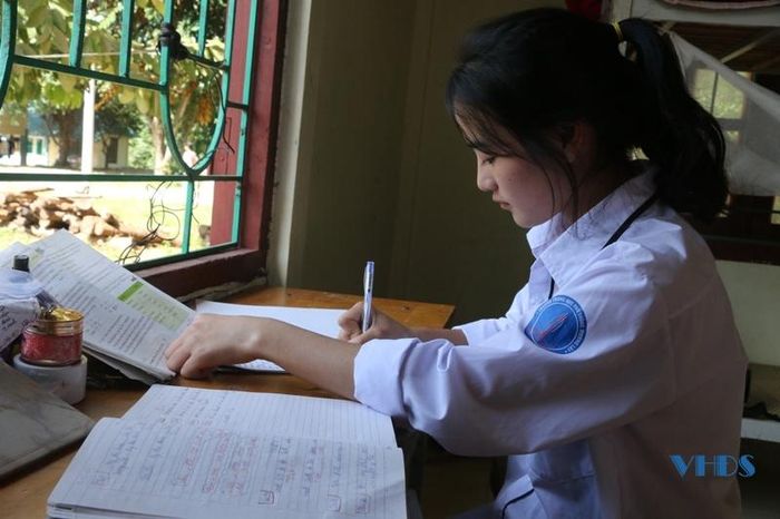 Em Lâu Thị Hoa - học sinh lớp 12C Trường THPT Mường Lát hiện đang sống tại Làng học sinh, chia sẻ: "Nhà em ở bản Pha Đén, xã Pù Nhi. Để thuận tiện cho việc học tập, em đã đăng ký vào ở tại làng học sinh Mường Lát. Tại đây, em được tạo điều kiện tốt cho việc học tập và sinh hoạt".