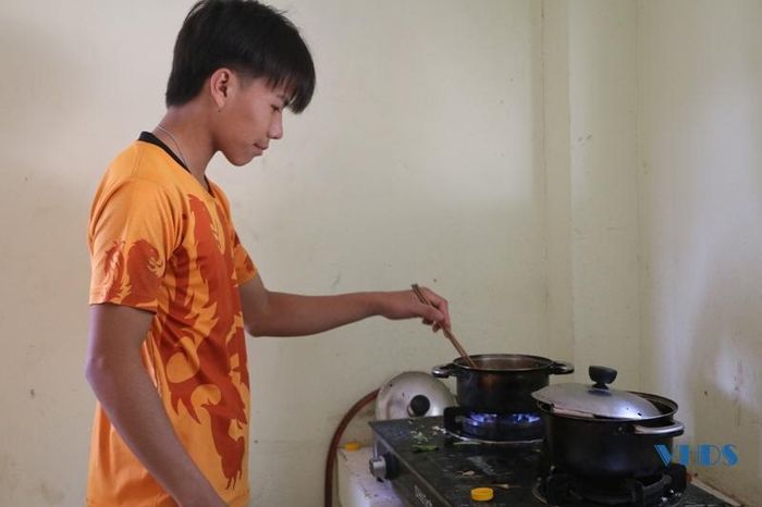 Ở đây còn có nhà bếp để các em học sinh chủ động việc nấu ăn.