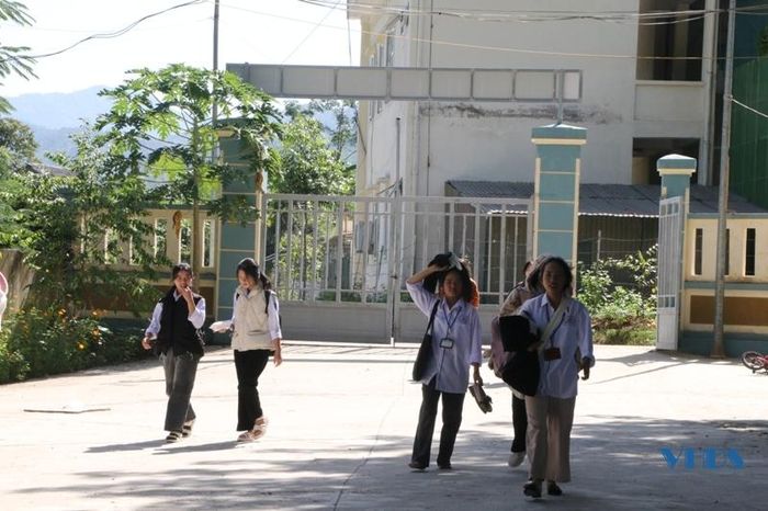 Làng học sinh Mường Lát cách trường khoảng 500m, sau giờ tan trường học sinh lại trở về làng.