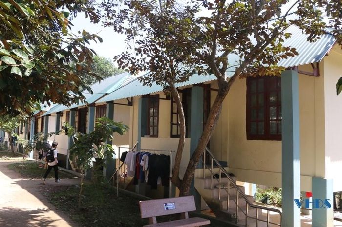 Những ngôi nhà được xây dựng nối dài, khang trang.