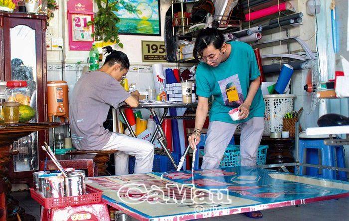 Ý Dĩ (bên phải) là một trong ít người còn vẽ tay bảng hiệu hiếm hoi ở Cà Mau.