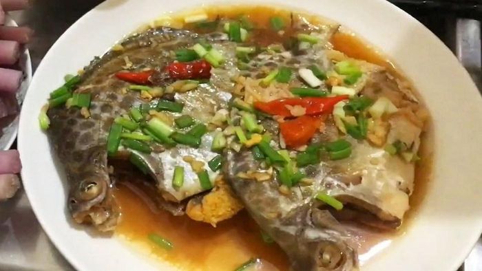 Cá nâu kho trái giác, sản vật nổi tiếng vùng sinh thái mặn - lợ Cà Mau. (Hoàng Nam)