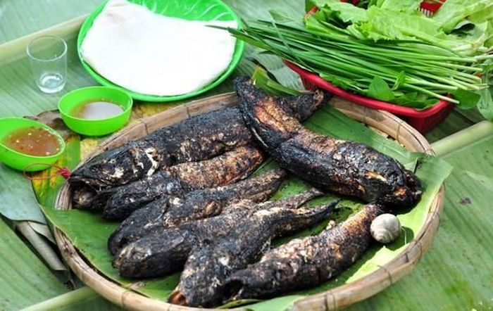 Cá lóc đồng U Minh nướng trui.