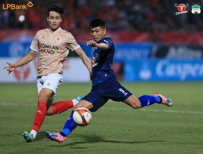 Thanh Bình được hỗ trợ chi phí điều trị chấn thương đầu gối (Ảnh: CLB HAGL)