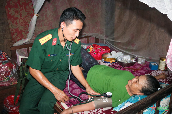  Quân y Sư đoàn 324 (Đoàn Ngự Bình) khám, cấp thuốc miễn phí cho nhân dân. 