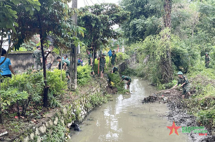 Bộ đội Trung đoàn 3 giúp địa phương trên địa bàn đóng quân nạo vét kênh mương. 