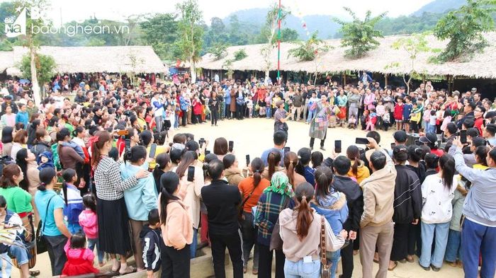  Chợ phiên Nga My không chỉ là điểm đến hấp dẫn cho những người yêu văn hóa dân tộc, muốn khám phá trải nghiệm đời sống, văn hóa của đồng bào các dân tộc vùng cao, mà còn góp phần tích cực trong việc bảo tồn, phát huy, quảng bá những giá trị văn hóa truyền thống tốt đẹp của cộng đồng dân tộc Thái. Ảnh: Đình Tuân 