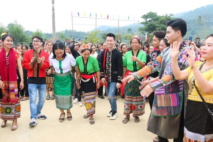  Một nét nổi bật của chợ phiên là du khách và người dân tham gia phiên chợ có thể cùng nhau nhảy múa, hát ca những làn điệu dân ca mang đậm bản sắc văn hóa dân tộc và thưởng thức những món ăn, đặc sản vùng, miền của đồng bào dân tộc Thái. Ảnh: Đình Tuân 