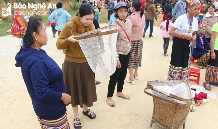  Ngoài các mặt hàng nông sản, tại phiên chợ này còn bày bán các vật dụng rất gần gũi với người dân miền núi như: Vĩnh (một vật dụng xúc cá), dao, liềm, ghế mây, mâm mây... Ảnh: Đình Tuân 