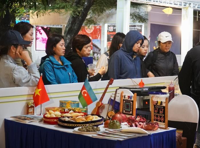 Đông đảo người dân và khách du lịch đến tham dự lễ hội