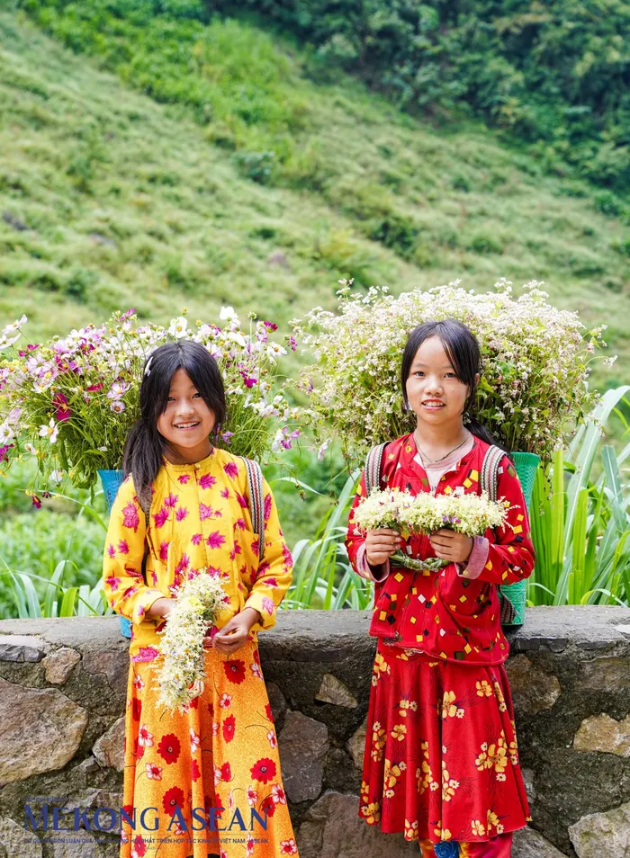 Lên trên con dốc, thu vào tầm mắt không chỉ là nét đẹp của vùng cao nơi địa đầu tổ quốc, mà còn là những đôi mắt biết nói, nụ cười hồn nhiên của các em bé trong bộ trang phục truyền thống mang nét giản dị vùng cao. 